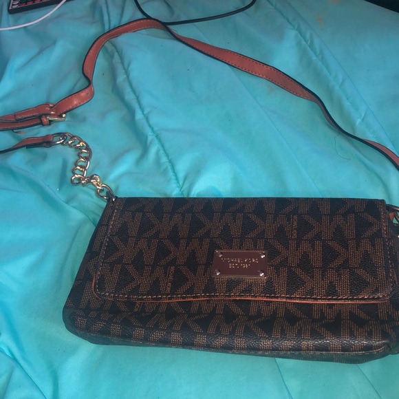 michael kors purse - Picture 2 of 7